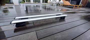 Barres toit pour véhicules avec barres longitudinales ouvert