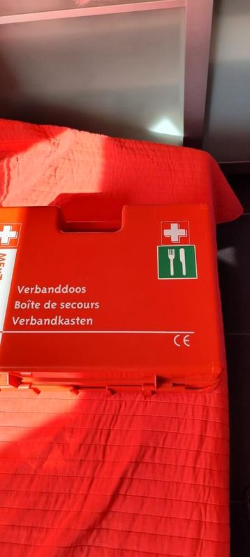 EHBO doos om op te hangen beschikbaar voor biedingen