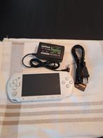 Witte white psp street e1004 nieuwe oplader nieuwe batterij, Games en Spelcomputers, Spelcomputers | Sony PSP, Ophalen of Verzenden