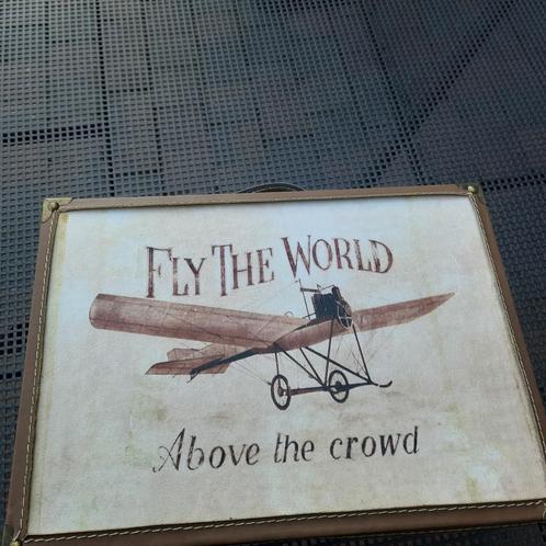 MALLETTE DÉCORATIVE « FLY THE WORLD » *NEUF*, Maison & Meubles, Accessoires pour la Maison | Coffres, Neuf, Moins de 50 cm, Moins de 50 cm