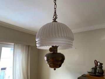 Luchter met glazen kap beschikbaar voor biedingen