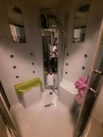 Badkamer meubel zonder het toilet. beschikbaar voor biedingen