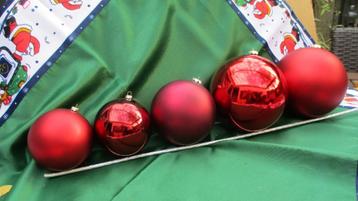 Rode kerstballen voor grote boom beschikbaar voor biedingen