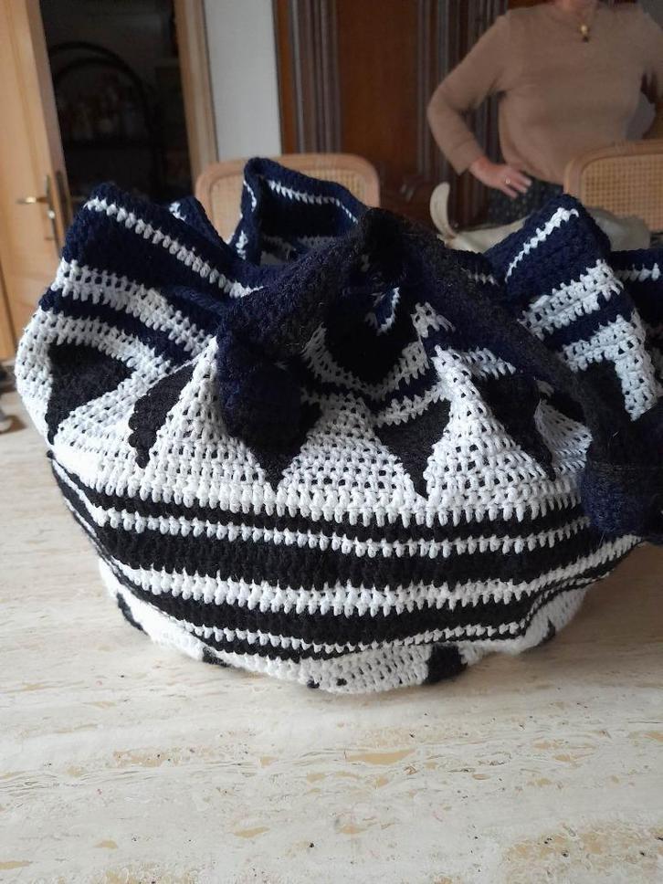 Schoudertas, door mijn vrouw zelf gebreid in Bohemian Stijl, Handtassen en Accessoires, Tassen | Damestassen, Zo goed als nieuw