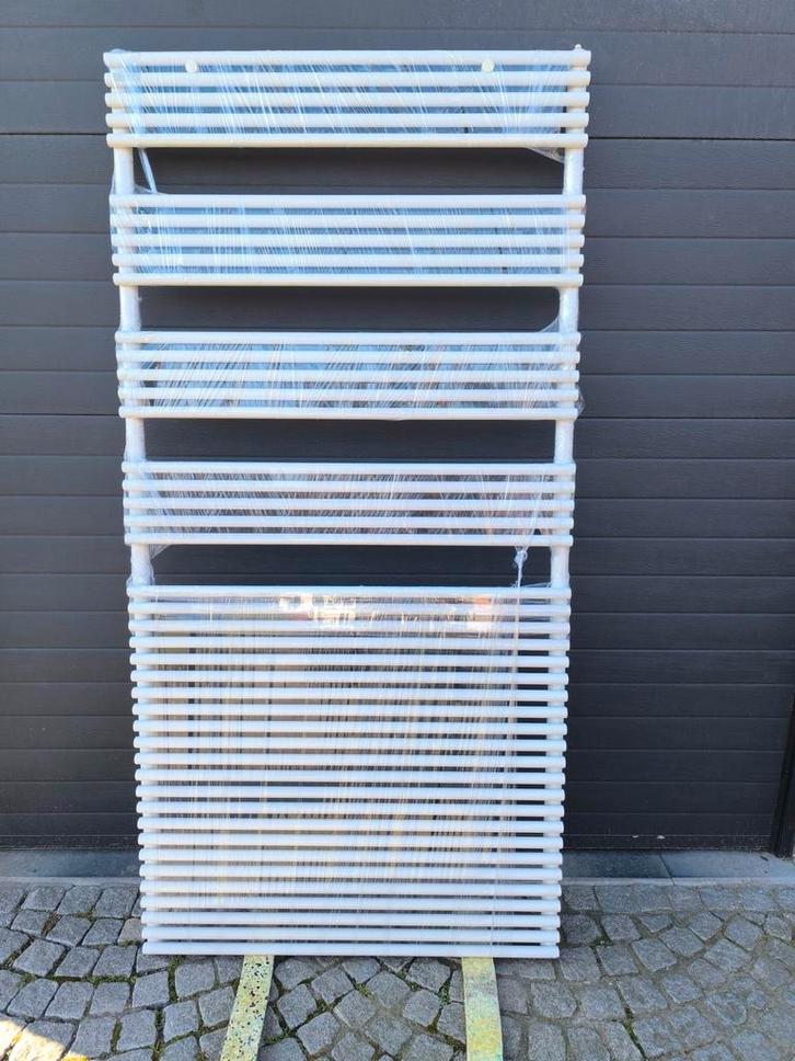 Nieuwe radiator Acova voor aansluiting op centrale verwarmin, Doe-het-zelf en Bouw, Verwarming en Radiatoren, Zo goed als nieuw