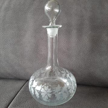 Mooie glazen karaf beschikbaar voor biedingen