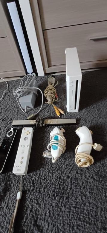 Wii spelconsole 1 + 2 random games beschikbaar voor biedingen