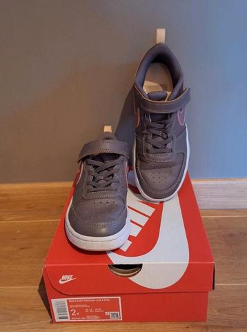 Nike taupe sneakers 32,5 beschikbaar voor biedingen