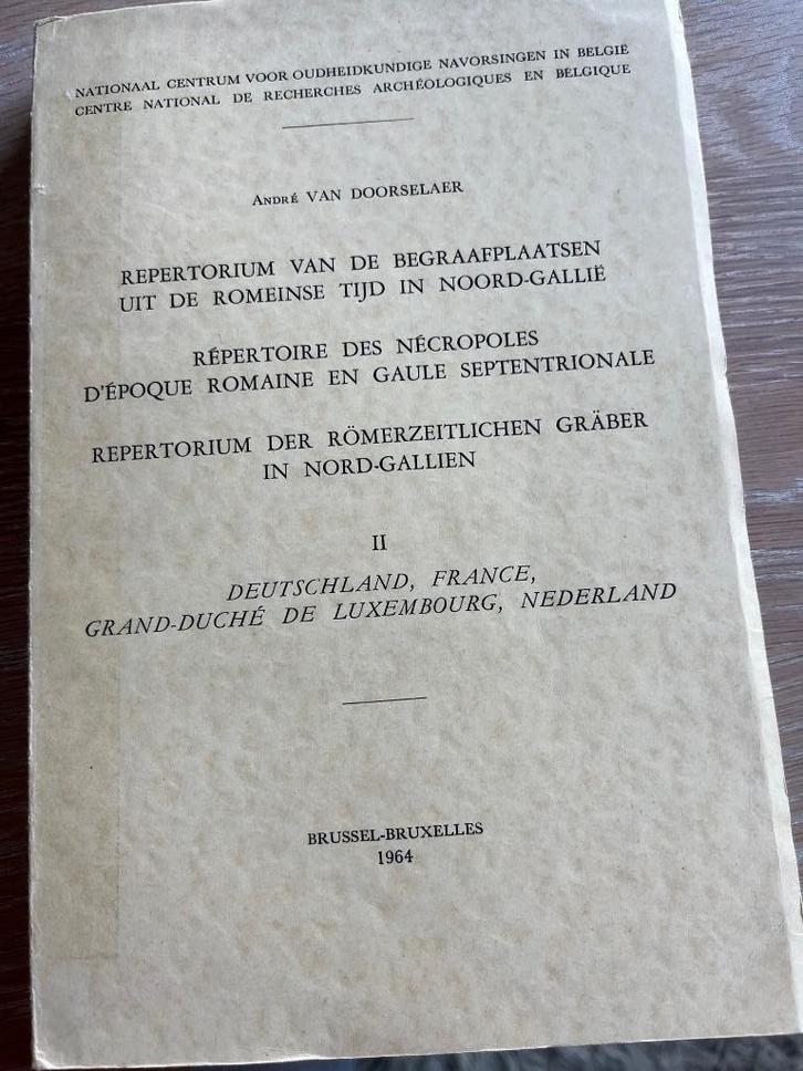 cimetières romains van doorselaar, Livres, Livres Autre, Comme neuf, Enlèvement ou Envoi