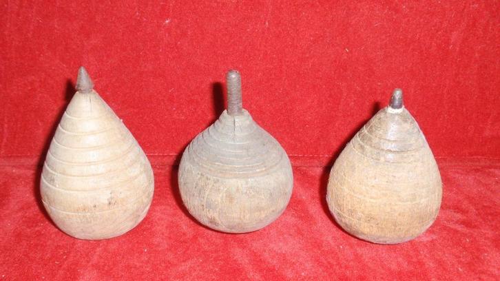 Oud speelgoed 3 tollen hout en metalen punt, Antiek en Kunst, Antiek | Speelgoed, Ophalen of Verzenden