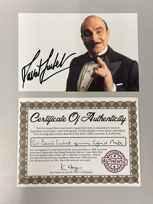 Sir David Suchet SIGNED foto Hercule Poirot + Certificaat, Verzamelen, Muziek, Artiesten en Beroemdheden, Zo goed als nieuw, Foto of Kaart