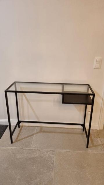 Bureau met glazen blad beschikbaar voor biedingen