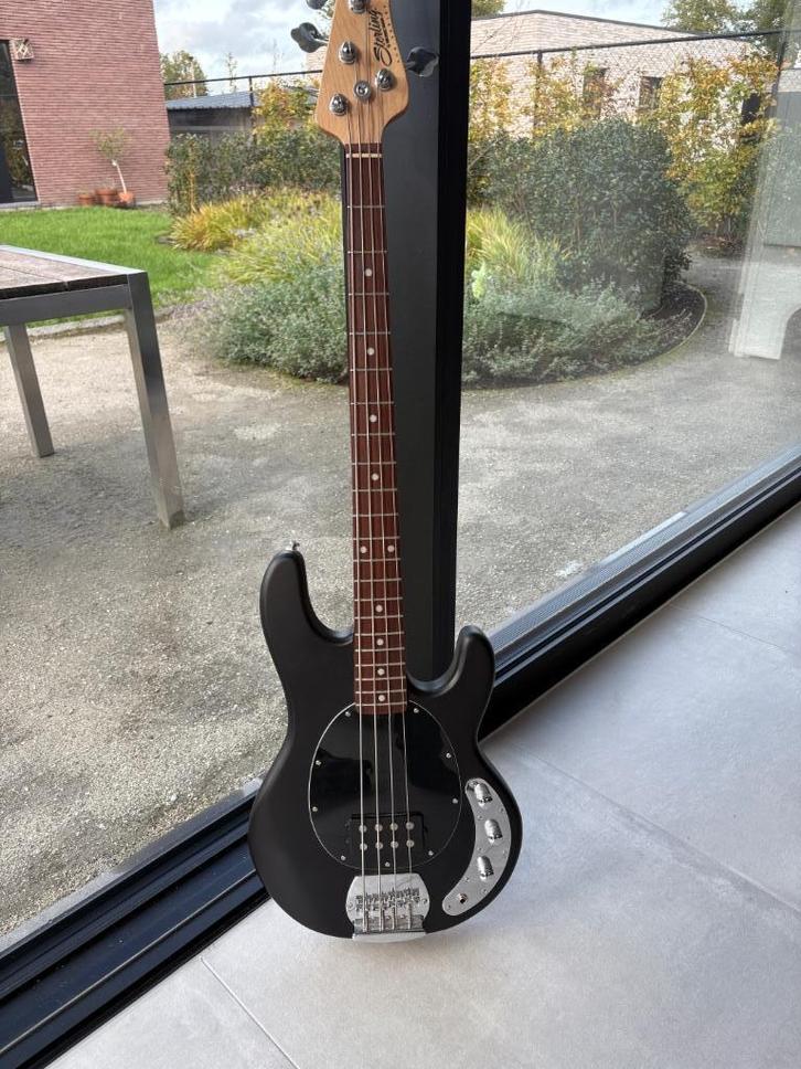 Sterling by MusicMan bas Ray4 Blue Satin, Muziek en Instrumenten, Snaarinstrumenten | Gitaren | Bas, Zo goed als nieuw, Elektrisch