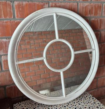 Rond spiegel met houten frame beschikbaar voor biedingen