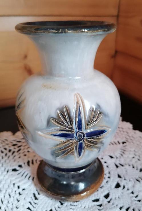 Vase antiquité gris avec fleur en relief de 16,50cm ., Antiek en Kunst, Antiek | Vazen, Ophalen of Verzenden