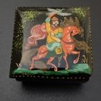 Russisch lakdoosje met ruiter en paard., Ophalen of Verzenden