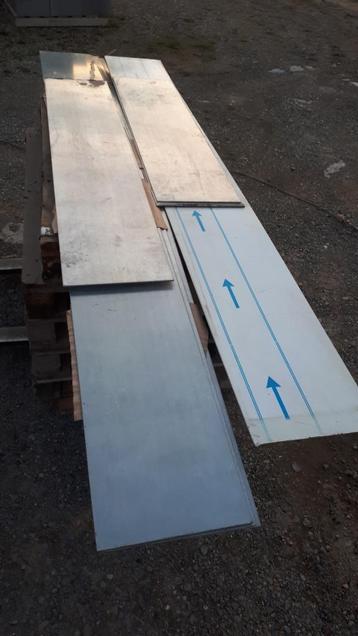 Gegalvaniseerde en roestvrijstalen platen voor randen beschikbaar voor biedingen