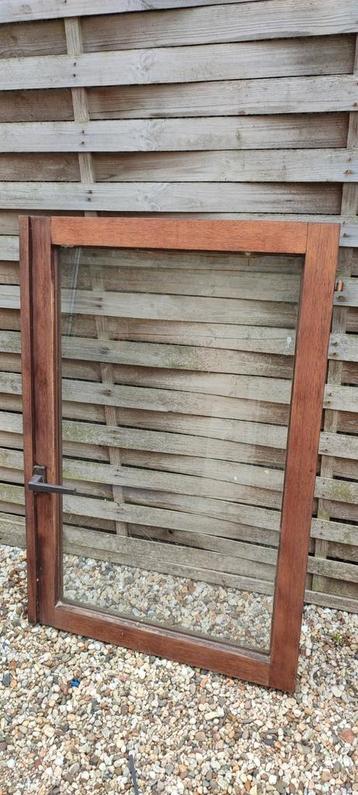 Raam, met glas.  70cm -104cm   glas:565mmX 915mm beschikbaar voor biedingen