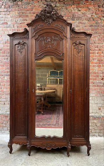 Franse antieke kast met spiegel – Elegant houtsnijwerk beschikbaar voor biedingen