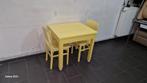 oude gele houten tafel met twee afmetingen stoelen, Ophalen of Verzenden