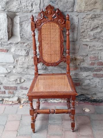 8 uit hout gesneden stoelen met rieten beschikbaar voor biedingen