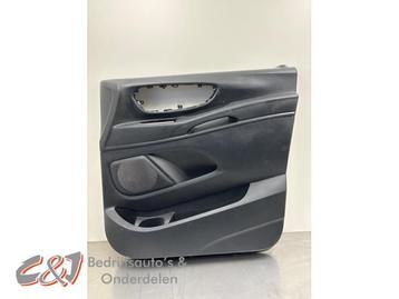 Portierbekleding 4Deurs rechts-voor van een Mercedes Vito beschikbaar voor biedingen