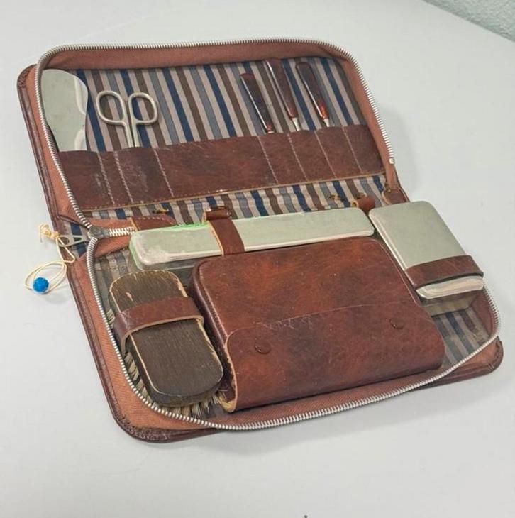 1960 vintage Reis-verzorgings set tas leder mannen lederen, Antiek en Kunst, Antiek | Kleding en Textiel, Heren, Ophalen of Verzenden