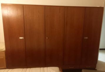 Massieve houten kleerkast beschikbaar voor biedingen