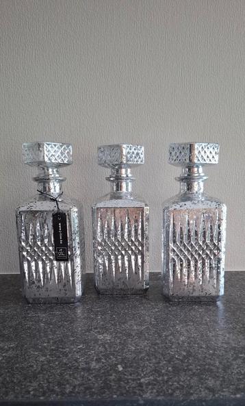 3 glazen karaffen J-Line, effect armeluiszilver, H 23cm beschikbaar voor biedingen