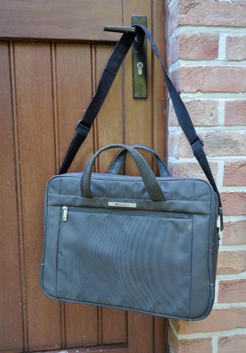 Delsey malette grise avec bandoulière 42x32cm, Handtassen en Accessoires, Tassen | Schooltassen, Gebruikt, Aktetas of Boekentas