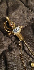 Belle broche ancienne, épée, année 1920, pince à cravate, Comme neuf, Jaune, Avec pierre précieuse, Enlèvement ou Envoi