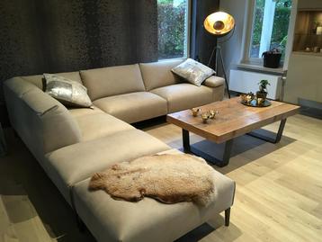 Ruime beige hoeksalon beschikbaar voor biedingen