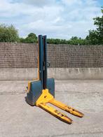 Elektrische stapelaar met nieuwe accu's, Ophalen