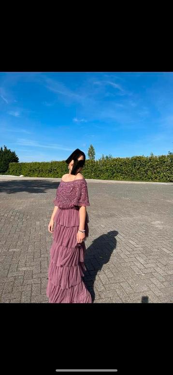 Roos jurk beschikbaar voor biedingen