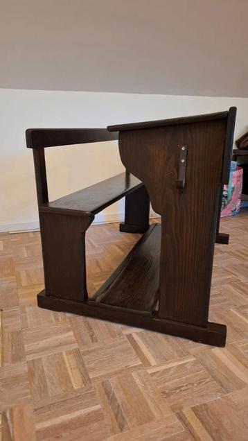 Oude houten schoolbank beschikbaar voor biedingen