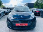 Peugeot 107 1.0i 2014, Zwart, Bedrijf, Handgeschakeld, Te koop