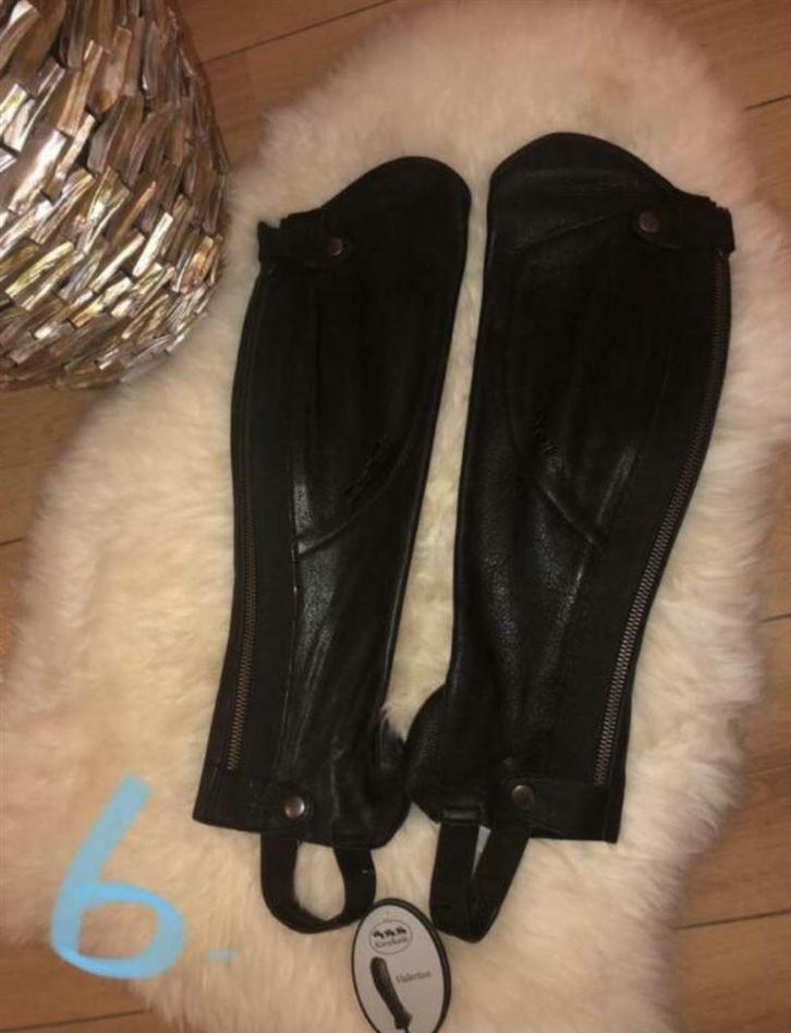 Mooie zwart lederen chaps van Kalvakade, Model Valerius - NI, Dieren en Toebehoren, Paardrijkleding, Nieuw, Ophalen of Verzenden