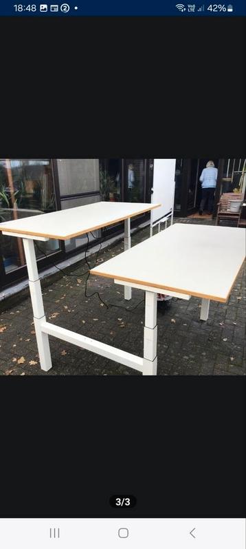 Elektrisch duo zit-sta bureau beschikbaar voor biedingen