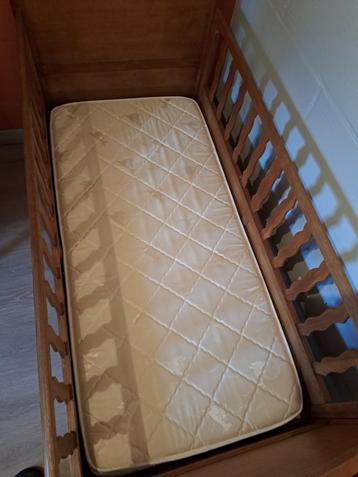 Vintage eiken kinderbedje 139 / 70 met lattenbodem en matras