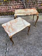 Twee  oude bijzettafeltjes met onyx blad en metalen poten, Enlèvement