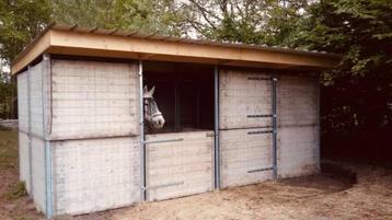 houten paardenstal, stallen, stalling, houten schuilstal beschikbaar voor biedingen