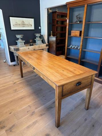 Antieke Franse kersenhouten tafel beschikbaar voor biedingen