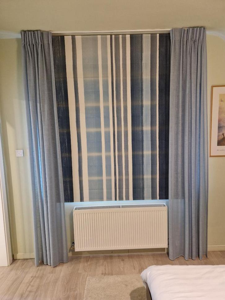 Verduisterend vouwgordijn met blauwe strepen – Heytens, Huis en Inrichting, Stoffering | Gordijnen en Lamellen, Gebruikt, 150 tot 200 cm