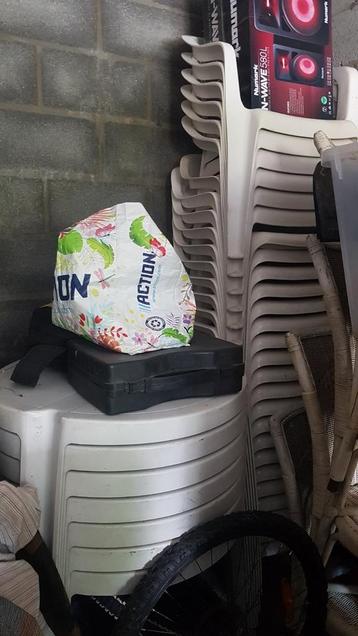 Witte pvc tuintafels en stoelen beschikbaar voor biedingen