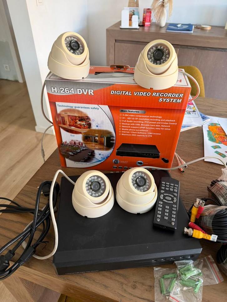 Complete Beveiligingsset: H.264 DVR + 4 Camera’s, Audio, Tv en Foto, Videobewaking, Zo goed als nieuw, Binnencamera, Ophalen