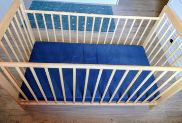 Houten babybedje beschikbaar voor biedingen