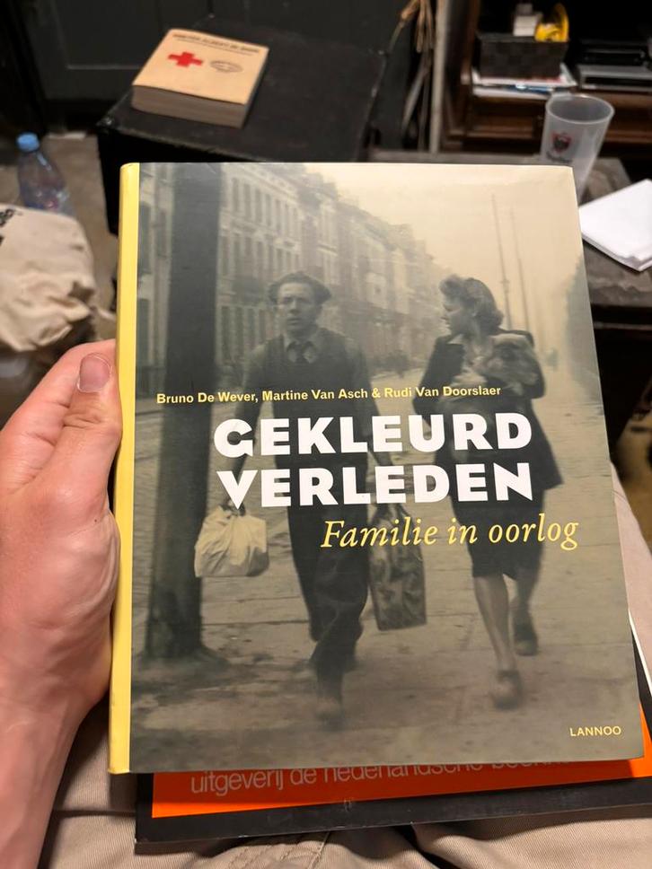 Gekleurd Verleden: familie in oorlog, Boeken, Oorlog en Militair, Zo goed als nieuw, Algemeen, Tweede Wereldoorlog, Ophalen of Verzenden
