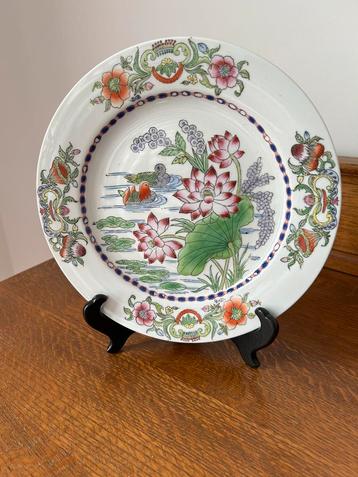 Sierbord op voet beschikbaar voor biedingen