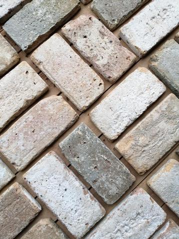 Industriele steenstrips, baksteen muur, oude vloer.