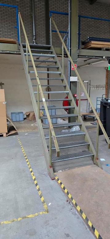 Stalen trap werkplaats mezzanine entresol magazijn 310cm beschikbaar voor biedingen
